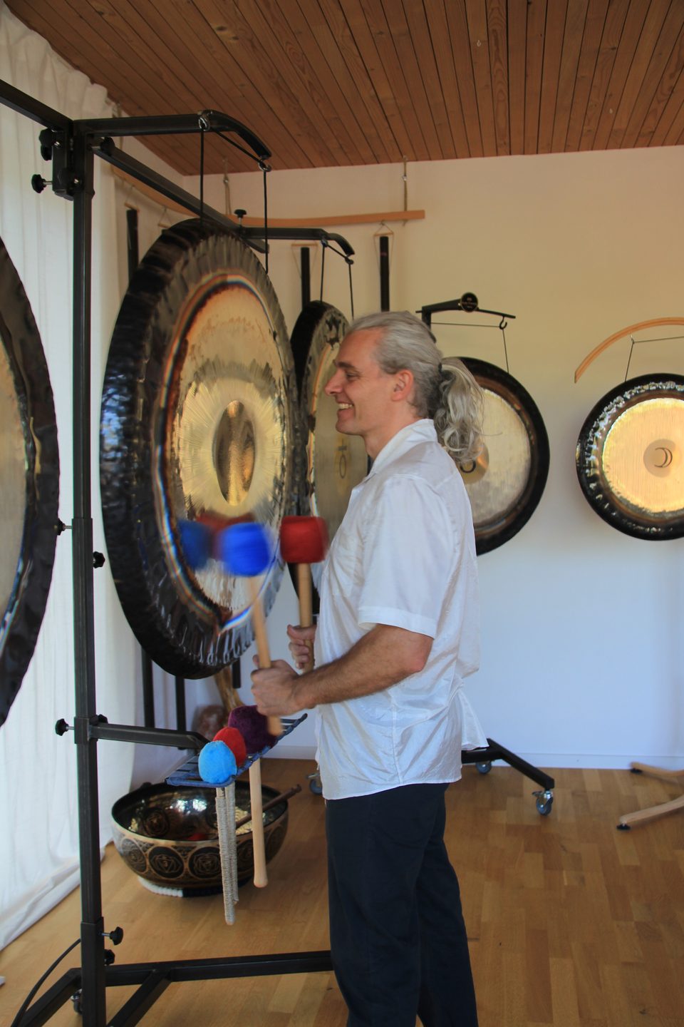 Tilman Sandkühler lächelt zwischen seinen Gongs.